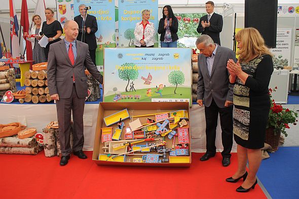 „Dajmo djeci korijene i krila“