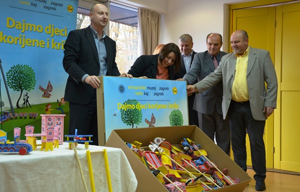 Mališanima iz vrtića u Bedekovčini podijeljene tradicijske drvene igračke
