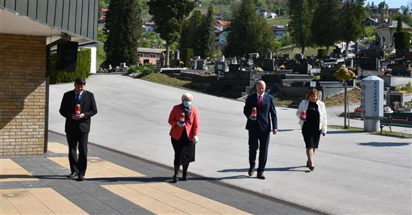 Uz dan Županije zapaljene svijeće kod središnjeg križa na gradskom groblju