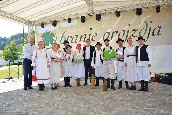 Branje grojzdja u Pregradi završilo tradicionalnom povorkom beračica i berača