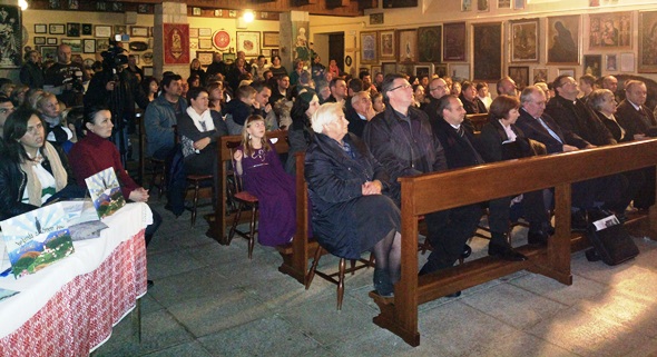 Tristotinjak ljudi na predstavljanju slikovnice Legenda o črnem kipu